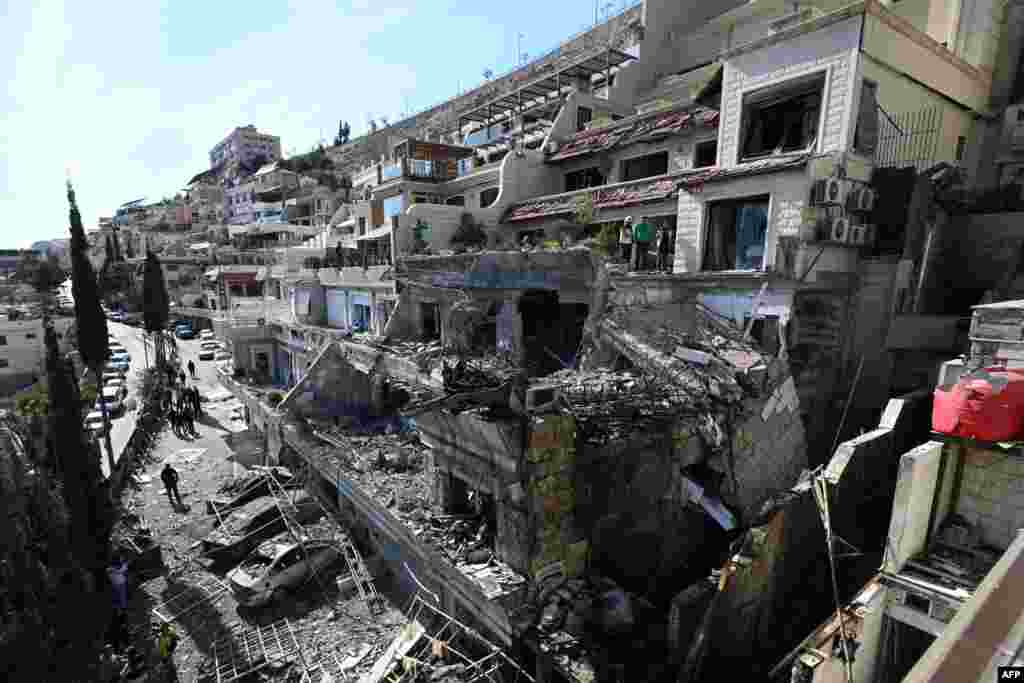 Pasukan keamanan Suriah memeriksa lokasi serangan udara Israel terhadap sebuah gedung di Damaskus, Suriah, di daerah tempat tinggal para pemimpin Palestina. (AFP) 