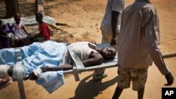 ARCHIVES - Un homme, blessé par balle, est transporté sur une civière près l'hôpital militaire de Juba, à Juba, Soudan du Sud