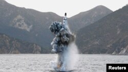 북한이 지난 4월 김정은 당시 국방위원회 제1위원장이 참관한 가운데 잠수함발사 탄도미사일(SLBM) 수중시험발사을 실시했다며 공개한 사진 (자료사진)