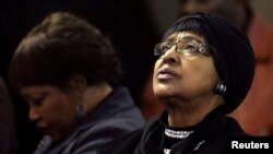 Winnie Madikizela-Mandela, l'ex-femme de Nelson Mandela, et sa fille Zindzi, à Johannesburg, le 5 juillet 2013. 