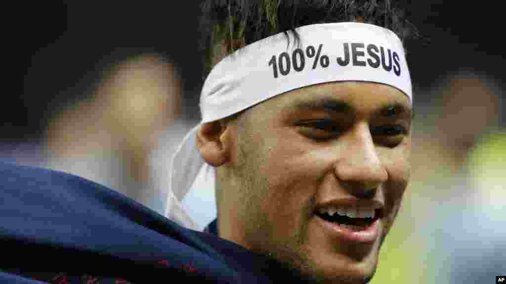 Neymar da Silva Santos Júnior Le Brésilien complète le trio de tête des joueurs les mieux payés. Neymar touche chaque année 43,5 millions d&#39;euros, dont 20 millions d&#39;euros de salaires fixes, 2,5 millions d&#39;euros et 21 millions d&#39;euros d&#39;autres revenus.