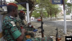 Des soldats ivoiriens surveillent l'hôtel Étoile du sud, à Grand Bassam, en Côte d'Ivoire, le 14 mars 2016.