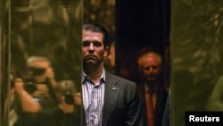 លោក​ Donald Trump Jr. មកដល់អគារ​ត្រាំ ក្នុង​ទីក្រុង​ញូវយ៉ក​កាល​ពី​ថ្ងៃទី​១៨ មករា ២០១៧។