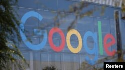 Logo Google di kantor pusat Google di Mountain View, California, AS.