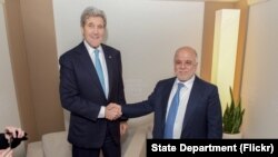 Menlu AS John Kerry berjabat tangan dengan Perdana Menteri Irak Haider al-Abadi sebelum pertemuan bilateral di sela-sela Forum Ekonomi Dunia di Davos, Swiss, 21 Januari 2016.