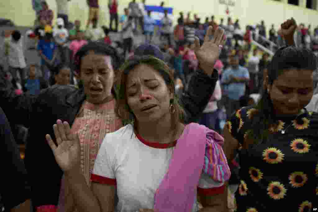Honduran migrants pray at an improvised shelter in Chiquimula, Guatemala, Oct. 16, 2018.