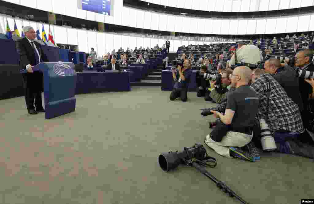 European Commission President Jean-Claude Juncker calls on EU countries to agree by next week to share 160,000 refugees, in his address to the European Parliament in Strasbourg, France, Sept. 9, 2015. He warns that Greece, Italy and Hungary can no longer cope alone.