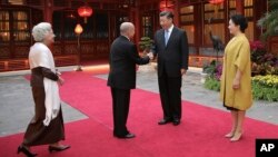 លោកប្រធានាធិបតី Xi Jinping និងភរិយា Peng Liyuan ស្វាគមន៍ព្រះមហាក្សត្រ​សម្តេច​ព្រះបរមនាថ ​នរោត្តម​សីហមុនី និង ​ព្រះមហាក្សត្រិយានី ​សម្តេចម៉ែ​ នរោត្តម មុនីនាថសីហនុ នៅទីក្រុងប៉េកាំង ថ្ងៃទី១៩ ខែកញ្ញា ឆ្នាំ២០១៨។