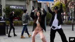 Remaja China merayakan pelonggaran kembali kota Wuhan Rabu (8/4) dengan menari di jalanan, setelah lockdown selama 76 hari. 