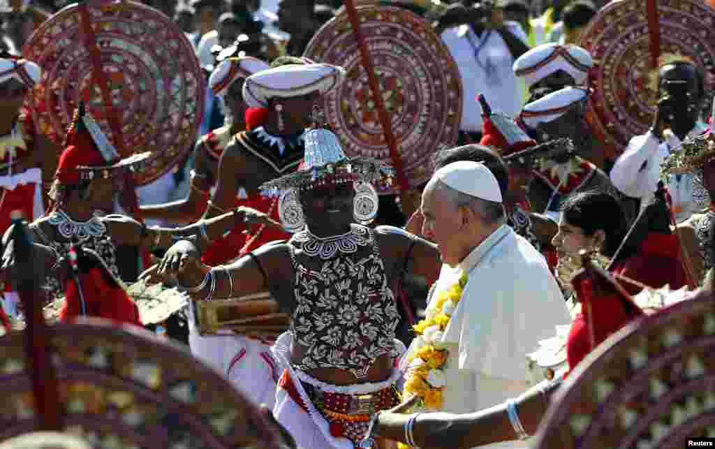 សម្តេច​ប៉ាប Francis ត្រូវ​បាន​ទទួល​ស្វាគមន៍​នៅ​ព្រះលាន​យន្ត​ហោះ​ កូឡុំហ៊ូ ប្រទេស​ស្រីលង្កា ថ្ងៃទី១៣ ខែមករា ឆ្នាំ២០១៥។