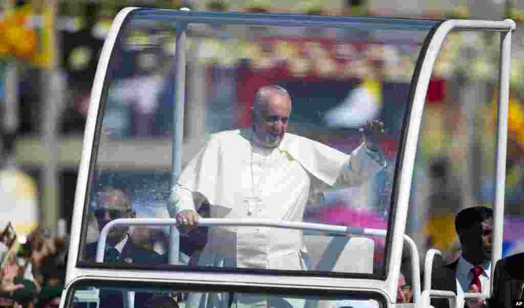 សម្តេច​ប៉ាប Francis លើក​ព្រះហស្ថ​​ទៅ​កាន់​ក្រុម​មនុស្ស​ដែល​រង់​ចាំ​ស្វាមគន៍​សម្តេច​ប៉ាប នៅ​ជាយ​ក្រុង កូឡុំប៊ូ ប្រទេស​ស្រី​លង្កា នៅ​ថ្ងៃទី១៣ ខែមករា ឆ្នាំ២០១៥។