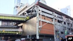 Des personnes marchent près de la gare routière de Port Authority, le 11 décembre 2017, à New York.
