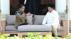 Presiden Joko Widodo berbincang bersama Ketua Umum Partai Gerindra Prabowo Subianto di teras Istana Merdeka, Jakarta hari Kamis, 17/11. (Foto: Biro Pers Istana).