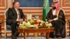 Menlu Amerika Mike Pompeo (kiri) saat bertemu Putra Mahkota Saudi, Mohammed bin Salman, di Riyadh 16 Oktober 2018 lalu. 