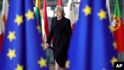 លោកស្រី Theresa May នាយករដ្ឋ​មន្ត្រី​អង់គ្លេស​អញ្ជើញ​ចូលរួម​ក្នុង​កិច្ចប្រជុំ​សហភាព​អឺរ៉ុប​នៅ​ក្នុង​ក្រុង​ប្រ៊ុចសែល កាលពី​ថ្ងៃទី១៤ ខែធ្នូ ឆ្នាំ២០១៧។