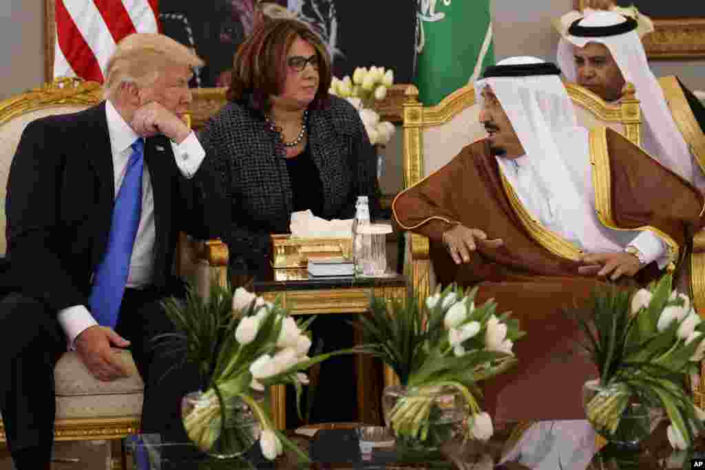Le président américain Donald Trump, à gauche, s’entretient avec le roi saoudien Salman après une cérémonie de bienvenue à l'aéroport international King Khalid, Riyad, 20 mai 2017. 