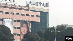 Militer Tiongkok di Provinsi Xinjiang. Pemerintah AS mengkritik pelanggaran HAM oleh Beijing, termasuk di wilayah muslim Uighur, provinsi Xinjiang.