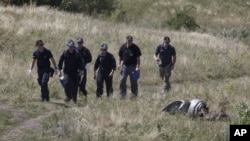 Penyidik Australia meneliti lokasi jatuhnya pesawat Malaysia Airlines MH17 di Hrabove, Donetsk, Ukraine timur, 1 Agustus 2014. 