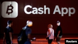 Logo dari perusahaan Cash App terlihat di ruangan utama Konferensi Bitcoin di Miami, Florida, pada 6 April 2022. (Foto: Reuters/Marco Bello)