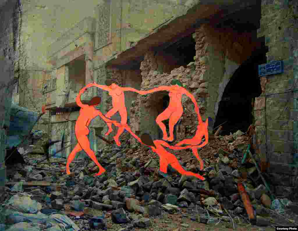 Perempuan yang membentuk lingkaran dalam lukisan karya Henri Matisse &quot;The Dance&quot; pada 1910, menari di atas puing-puing di jalan yang terbengkalai di kota Homs, Suriah.