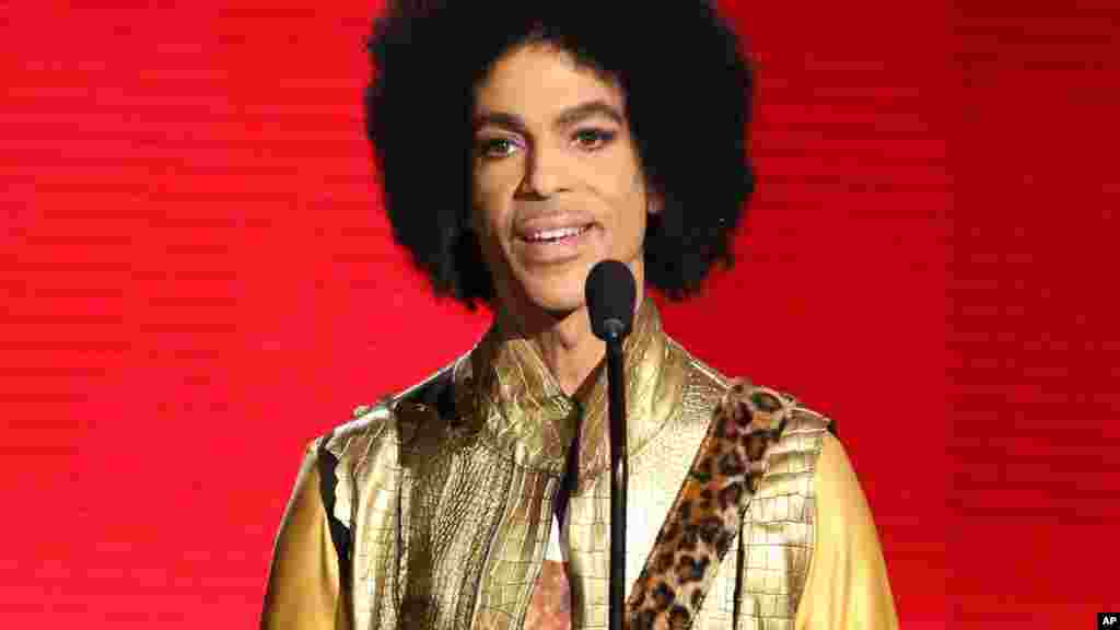 Prince remet le prix du meilleur l'album Soul / R & B lors des American Music Awards, Los Angeles, 22 novembre 2015.