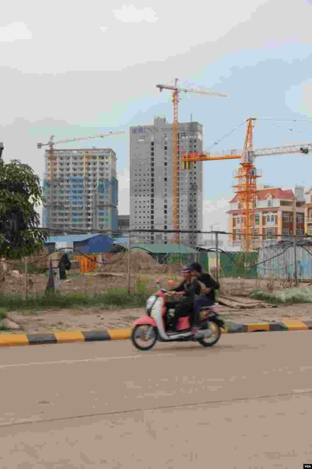 អគារ​ខ្ពស់ៗ​កំពុង​ត្រូវ​បាន​សាង​សង់​ឡើង​នៅ​ក្នុង​ទីក្រុង​ភ្នំពេញ នៅ​ថ្ងៃ​ទី​២៩ ខែ​កញ្ញា ឆ្នាំ​២០១៤។ (នូវ ពៅលក្ខិណាVOA) 