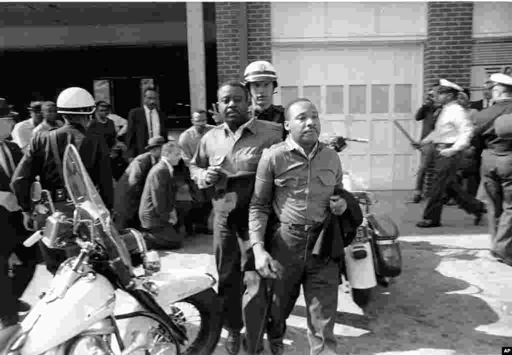 ប៉ូលិស​ចាប់​ខ្លួន​លោក Ralph Abernathy និង​លោក Martin Luther King, Jr. នៅ​ពេល​ដែល​ពួកគេ​ដឹកនាំ​ក្រុម​បាតុករ​មួយ​ក្រុម​ចូល​ទៅ​ក្នុង​តំបន់​ពាណិជ្ជកម្ម​នៃ​ក្រុង​ Birmingham ​រដ្ឋ Alabama កាលពី​ថ្ងៃទី១២ ខែមេសា ឆ្នាំ១៩៦៣។ 