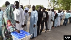 Une femme vote lors d'une élection présidentielle à N'Djamena, Tchad, le 10 avril 2016.