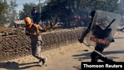 ប៉ូលិស​ម្នាក់​ប្រឈម​មុខ​ជាមួយនឹង​កសិករ​ម្នាក់ ក្នុង​អំឡុងពេល​ដែល​មាន​ការ​​តវ៉ា​ប្រឆាំង​នឹង​ច្បាប់​​កសិកម្ម​ថ្មី​មួយ​នៅ​ជាយ​​ក្រុង​ញូវដែលី ប្រទេស​ឥណ្ឌា ថ្ងៃទី២៧ ខែវិច្ឆិកា ឆ្នាំ២០២០។ 