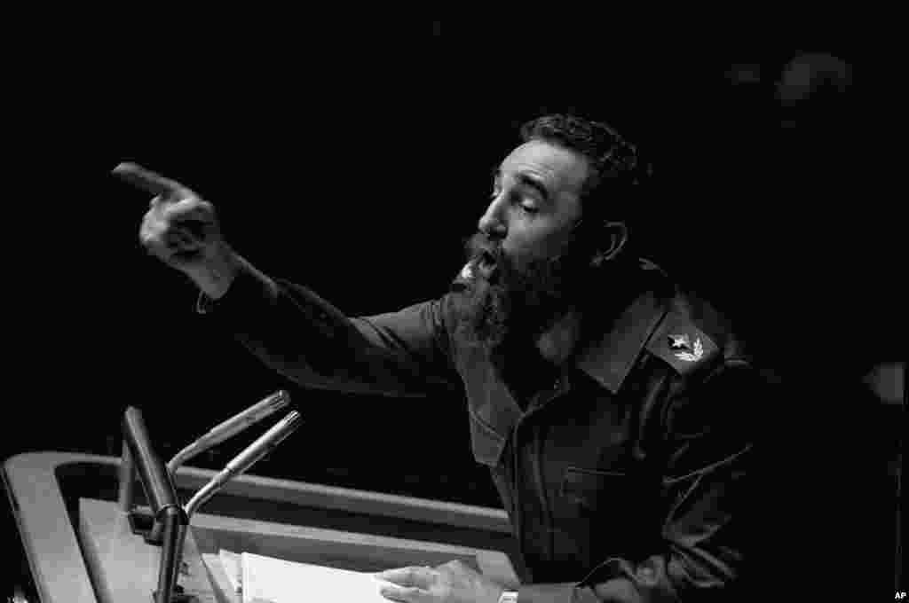 Fidel Castro, président cubain, pointe du doigt lors de son long discours devant l&#39;Assemblée générale des États-Unis, à New York, 12 octobre 1979. &nbsp;