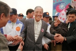 리덩후이 전 타이완 총통이 지난 1996년 3월 재선에 성공한 후 지지자들의 축하를 받고 있다.