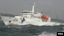 海巡署船只全速出航高雄港(美国之音申华拍摄)