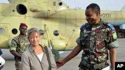 La missionnaire suisse Beatrice Stockly, après son premier enlèvement et sa libération par les djihadistes en 2012 , arrive de Tombouctou par hélicoptère à Ouagadougou, le 24 avril 2012.(AP Photo/Brahima Ouedraogo, File)