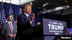 Bivši predsjednik SAD Donald Trump u sedištu svoje kampanje za primarne izbore u New Hampshireu, 23. januar 2024. (Foto: Reuters/Mike Segar) 