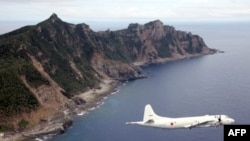 Pesawat milik Pasukan Pertahanan Maritim Jepang terbang di atas wilayah kepulauan sengketa yang disebut Senkaku di Jepang dan Diaoyu di China, 13 Oktober 2013 (Foto: dok).