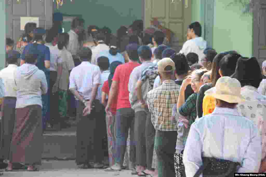Myanmada o&#39;tgan parlament saylovlarida Aun San Su Kiy boshliq muxolif partiya, Demokratiy uchun milliy liganing qo&#39;li baland kelgan. Hukmron partiya mag&#39;lubiyatini tan olmoqda. Oxirgi chorak asrda o&#39;tkazilgan ilk erkin saylovlar bu.