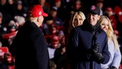 Predsjednik Trump, njegov zet i visoki savjetnik Jared Kushner i kćerke Ivanka i Tiffany na bini na regionalnom aerodromu u Kenoshi u Wisconsinu 2. novembra 2020.