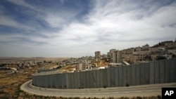 Une section, près de Jérusalem, de la muraille de sécurité érigée par Israël, le 9 juillet 2012.