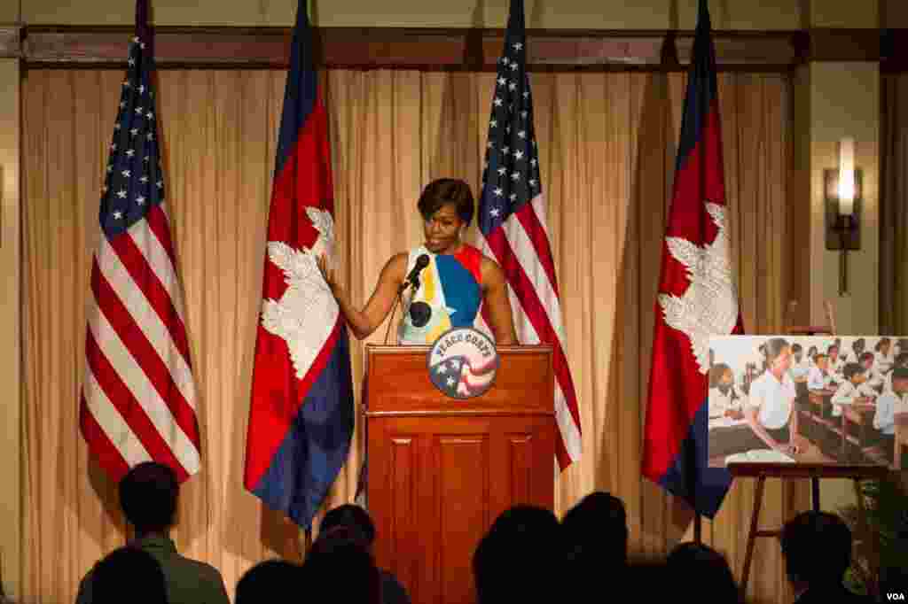 លោកស្រី Michelle Obama ថ្លែង​នៅ​ក្នុង​ពិធី​បណ្តុះបណ្តាល​នៃ​កម្មវិធី​អ្នកធ្វើការ​ស្ម័គ្រចិត្ត​របស់​រដ្ឋាភិបាល​អាមេរិក Peace Corps សម្រាប់​&laquo;គម្រោង​ផ្តល់​ឱកាស​ឲ្យ​ក្មេង​ស្រី​បាន​សិក្សា&raquo; &#39;Let Girls Learn&#39; នៅ​ក្នុង​ខេត្តសៀមរាប នៅ​ថ្ងៃសៅរ៍​ទី២១ ខែមីនា ឆ្នាំ២០១៥។
