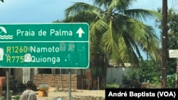 Un garçon passe devant un panneau à Palma, dans la province de Cabo Delgado, au Mozambique.