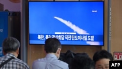 13일 한국 서울 철도역 내부 TV에서 북한의 단거리 탄도미사일 발사 뉴스가 방송되고 있다.
