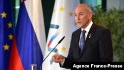 Perdana Menteri Slovenia Janez Jansa memberi isyarat saat menyampaikan pidato selama konferensi pers di Brdo Congress Centre, dekat Ljubljana, 6 Oktober 2021. (Foto: AFP)