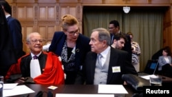 Ambasador Nikaragve Carlos Jose Arguello Gomez i advokat Alain Pellet sjede u sudnici, dok Nikaragva traži od Međunarodnog suda pravde da naredi Berlinu da zaustavi izvoz vojnog oružja u Izrael, u Hagu, Holandija, 8. aprila 2024.
