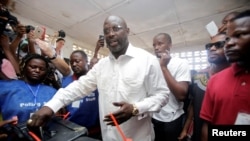 George Weah, l’ancien joueur de football, candidat à la présidentielle vote à Monrovia, Liberia, 10 octobre 2017.