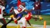 Un joueur de Kansas City Chiefs (maillot rouge) tente de récupérer une passe dans la surface de réparation de Tampa Bay durant le Super Bowl, le 7 février 2021. 