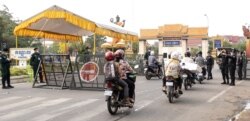 អាជ្ញាធរ​យាមល្បាត​ព្រំប្រទល់​ទីក្រុង​ភ្នំពេញ​និង​ខេត្ត​កណ្តាល​ បន្ទាប់​មាន​បំរាម​ការ​ធ្វើ​ដំណើរ​អំឡុង​ពិធី​បុណ្យ​ចូលឆ្នាំ​ប្រពៃណី​ខ្មែរ​ នៅ​ថ្ងៃទី​១០ ខែមេសា ឆ្នាំ២០២០។(ទុំ ម្លិះ/VOA)