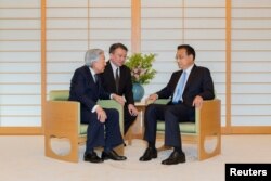 한·중·일 정상회의 참석을 위해 도쿄에 간 리커창 중국 총리가 10일 도쿄 시내 천황궁에서 아키히토 천황을 예방하고 있다.