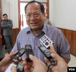 លោក​ខៀវ សុភ័គ អ្នកនាំពាក្យ​ក្រសួង​មហាផ្ទៃ​ថ្លែង​ប្រាប់​អ្នកសារព័ត៌មាន​នៅ​ថ្ងៃ​ព្រហស្បត៌៍ ទី​១១ ខែ​សីហា ឆ្នាំ​២០១៦​ នៅ​រាជធានី​ភ្នំពេញ​។(ឡេង ឡែន/VOA)