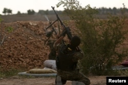 Borci Sirijskih demokratskih snaga (SDF) pucaju na dron za koji vjeruju da pripada borcima Islamske države, na obali reke Eufrat, zapadno od Rake, Sirija, 8. aprila 2017.