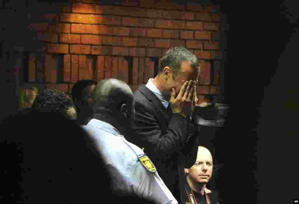Atlet Oscar Pistorius menangis di pengadilan di Pretoria, Afrika Selatan, saat hakim memutuskan apakah ia bisa keluar dari tahanan sebelum proses persidangan dimulai untuk kasus pembunuhan kekasihnya, Reeva Steenkamp. 